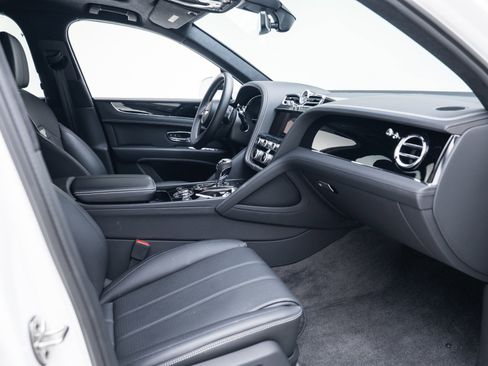 Used 2024 Bentley Bentayga image 30