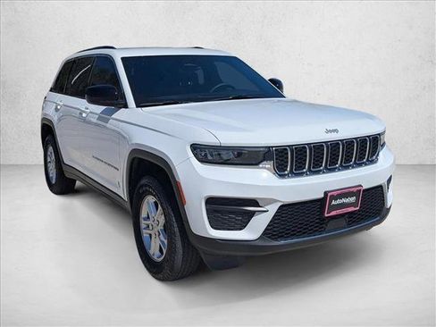 Used 2025 Jeep Grand Cherokee Laredo w/ MOPAR Finishing Package image 3