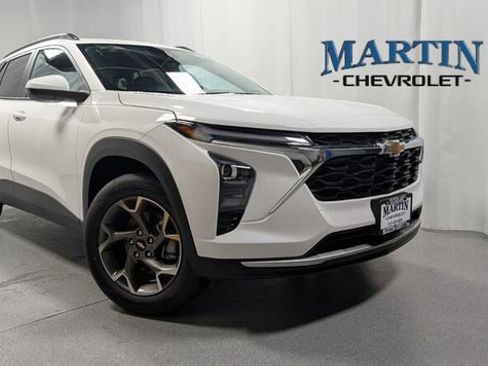 New 2026 Chevrolet Trax LT w/ LT Convenience Package FWD image 1