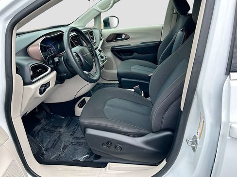 Used 2022 Chrysler Voyager LX FWD image 20