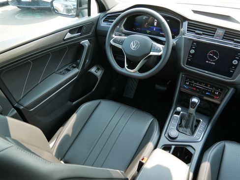Certified 2024 Volkswagen Tiguan SE AWD/4WD image 9