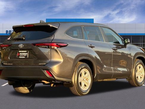 Used 2024 Toyota Highlander LE image 4