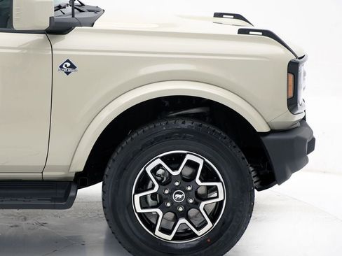 Used 2025 Ford Bronco Outer Banks image 4