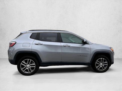 Used 2017 Jeep Compass Latitude w/ Popular Equipment Group AWD/4WD image 5