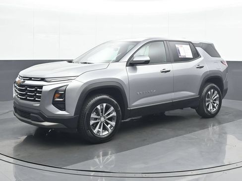 Used 2026 Chevrolet Equinox LT AWD/4WD image 2