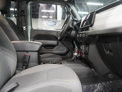 Used 2024 Jeep Wrangler Unlimited AWD/4WD image 23