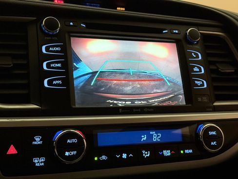 Used 2019 Toyota Highlander XLE AWD/4WD image 35