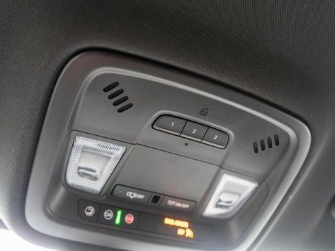 Used 2023 Chevrolet Traverse LT image 37