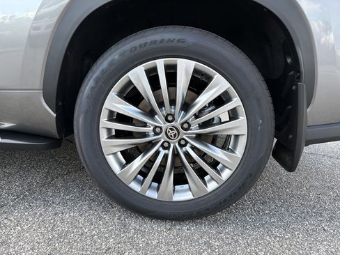 New 2026 Toyota Highlander Platinum image 24
