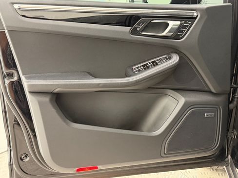 Certified 2025 Porsche Macan AWD/4WD image 14