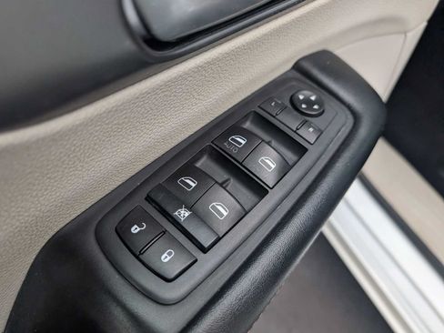 Used 2020 Chrysler Pacifica Touring-L w/ Tire & Wheel Group FWD image 8