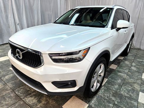 Used 2022 Volvo XC40 T5 Momentum image 2