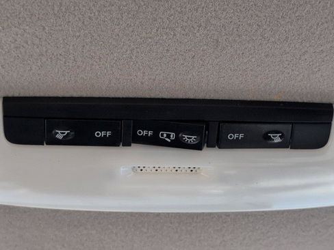 Used 2024 Nissan Versa SR FWD image 21