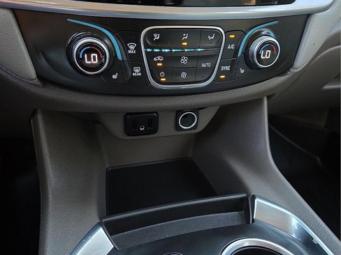Used 2018 Chevrolet Traverse LT FWD image 18