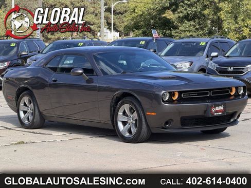 Used 2016 Dodge Challenger SXT image 1