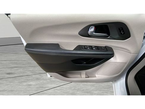 Used 2024 Chrysler Pacifica Touring-L image 9