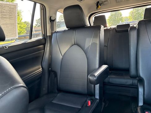 Used 2025 Toyota Highlander XLE FWD image 15