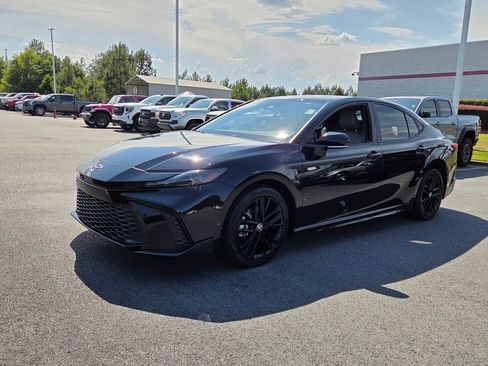 Used 2025 Toyota Camry SE FWD image 3