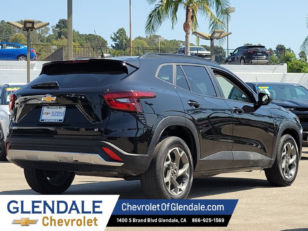 Used 2025 Chevrolet Trax LT FWD image 3