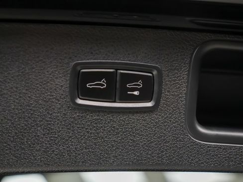 Used 2018 Porsche Macan AWD/4WD image 14