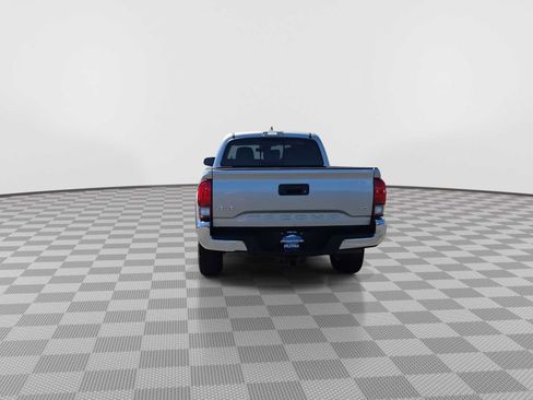 Used 2018 Toyota Tacoma SR5 AWD/4WD image 7