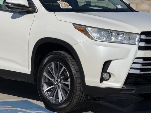 Used 2019 Toyota Highlander XLE w/ Carpet Mat Package (TMS) FWD image 4