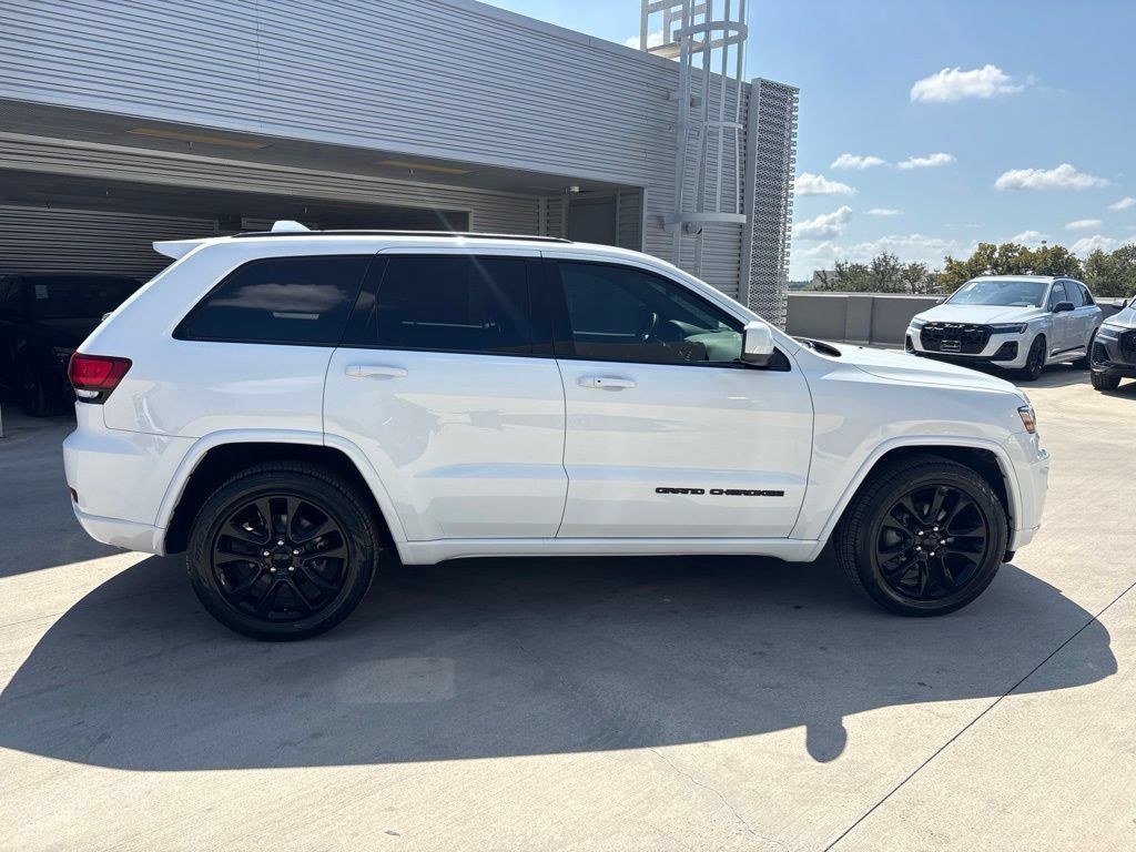 Used 2020 Jeep Grand Cherokee Altitude RWD image 4