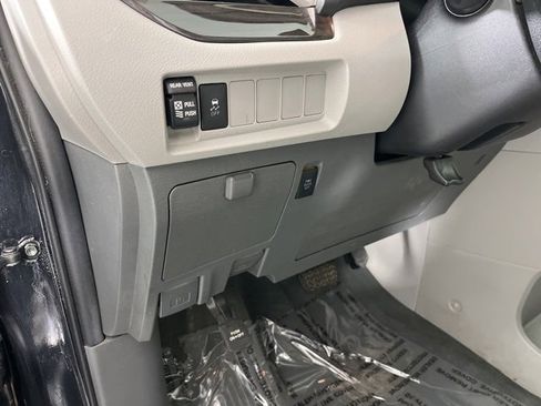 Used 2020 Toyota Sienna XLE image 27