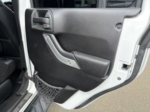 Used 2015 Jeep Wrangler Unlimited Rubicon AWD/4WD image 16