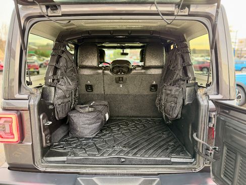 Used 2020 Jeep Wrangler Unlimited Sahara image 19