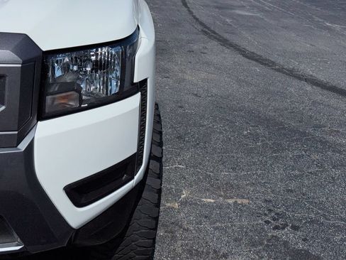 Used 2025 Nissan Frontier SV AWD/4WD image 10