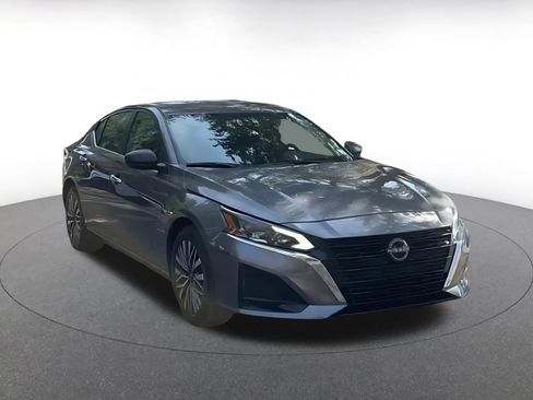Used 2025 Nissan Altima 2.5 SV image 3