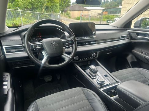 Used 2023 Mitsubishi Outlander SE AWD/4WD image 13