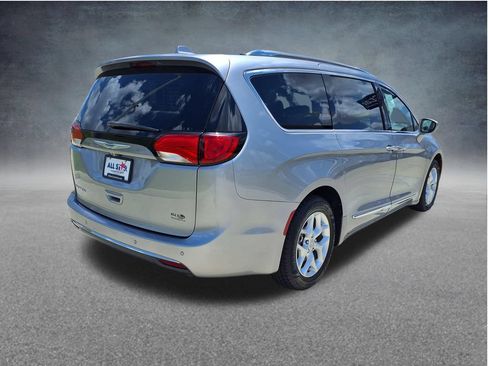 Used 2020 Chrysler Pacifica Touring-L w/ Tire & Wheel Group FWD image 9