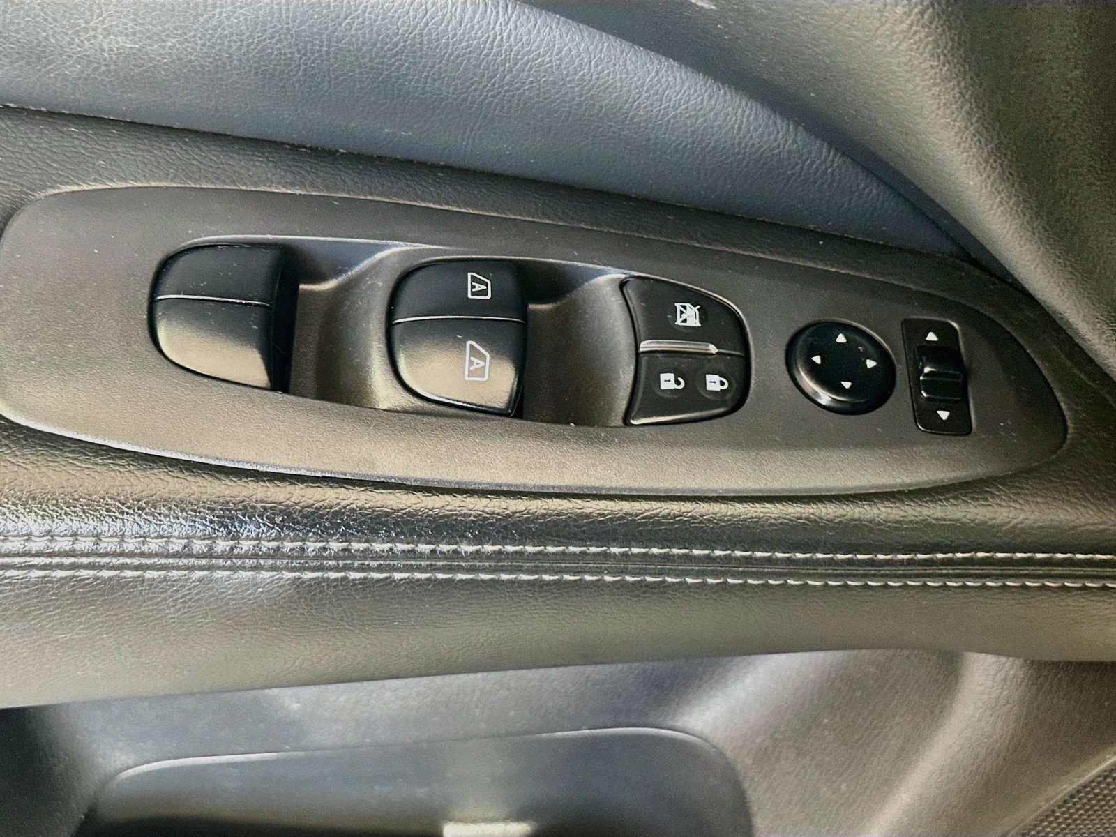 Used 2017 Nissan Pathfinder Platinum AWD/4WD image 18