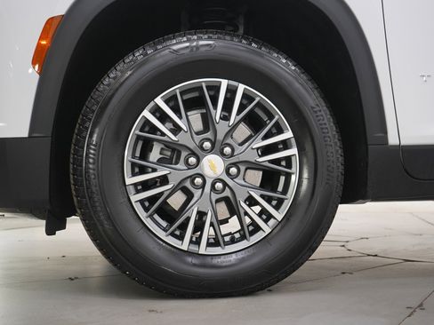 Used 2024 Chevrolet Traverse LT FWD image 33