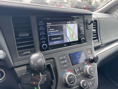 Used 2020 Toyota Sienna SE w/ SE Preferred Package image 3