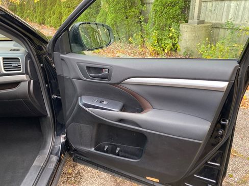 Used 2019 Toyota Highlander LE image 24