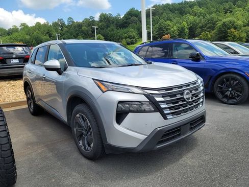 Used 2025 Nissan Rogue SV FWD image 3