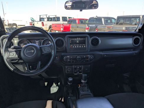 Used 2022 Jeep Gladiator Willys image 15