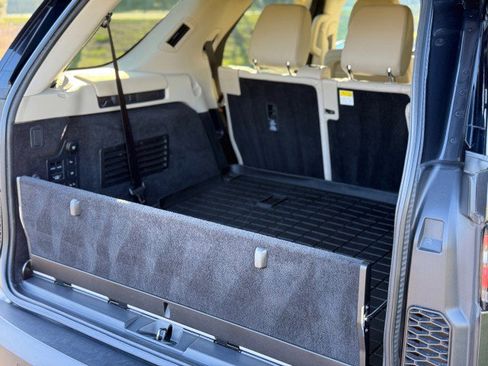 Used 2018 Land Rover Discovery HSE image 35