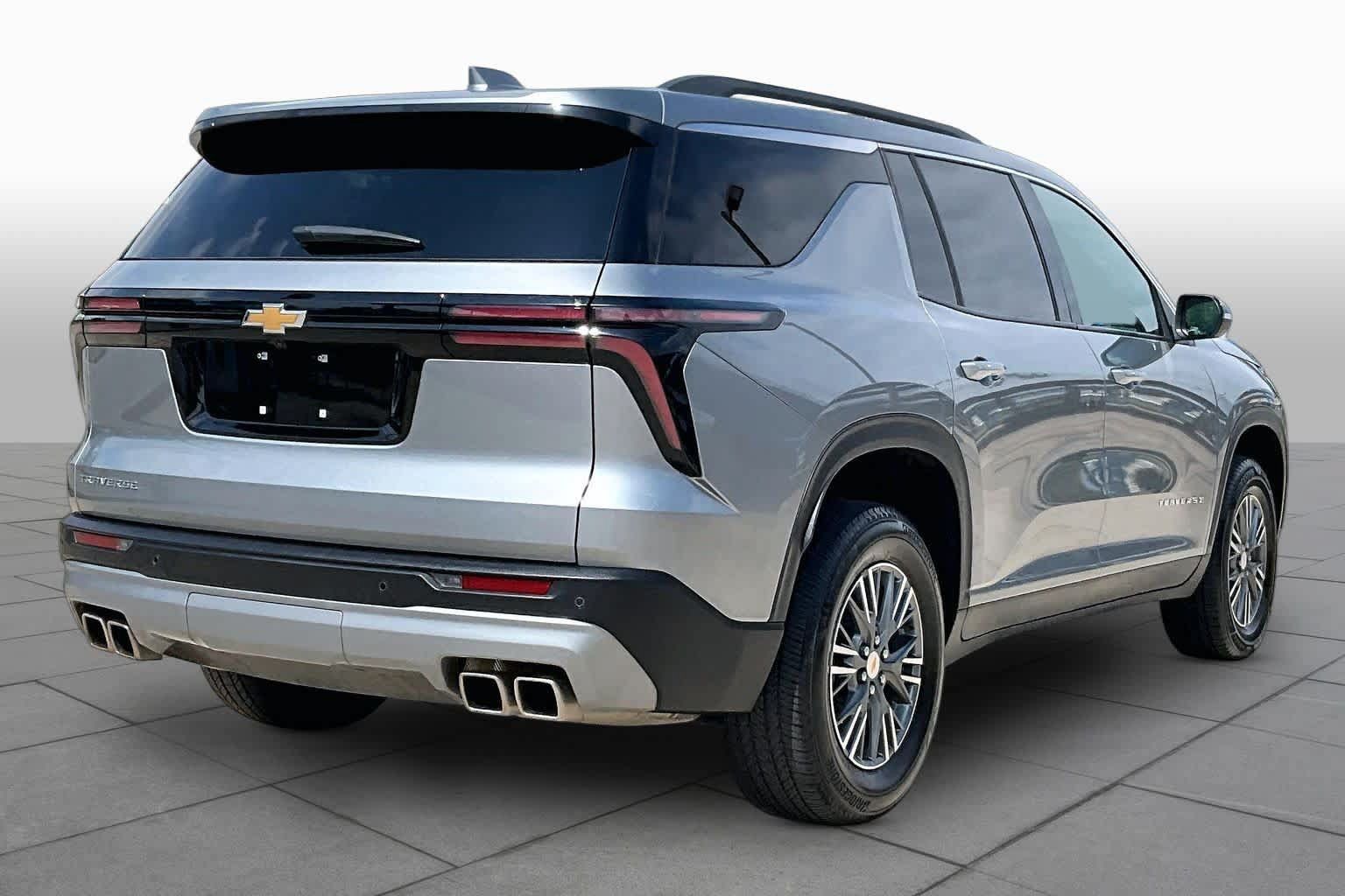 Used 2025 Chevrolet Traverse LT FWD image 12