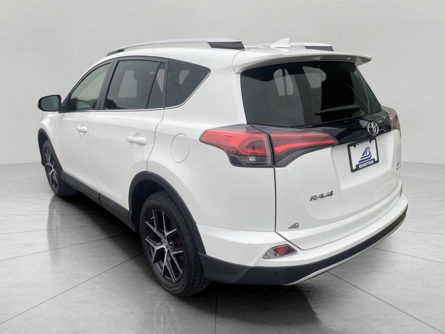 Used 2016 Toyota RAV4 SE w/ Advanced Technology Package AWD/4WD image 7