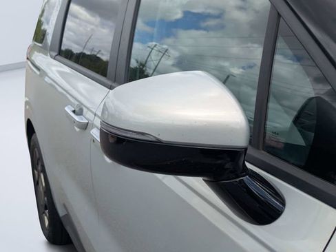 Used 2025 Kia Carnival EX FWD image 10