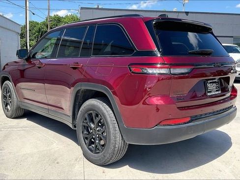 Used 2025 Jeep Grand Cherokee Altitude AWD/4WD image 4