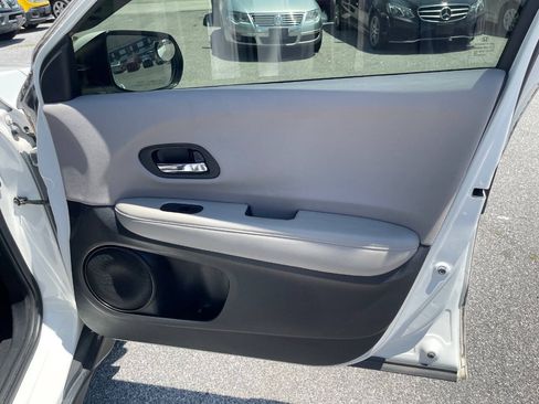 Used 2018 Honda HR-V LX image 24