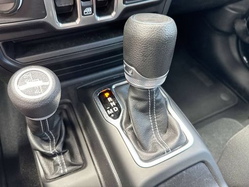 Used 2022 Jeep Wrangler Unlimited Sahara w/ Cold Weather Group AWD/4WD image 18