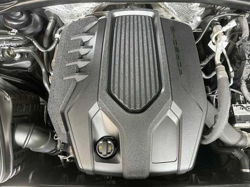 Certified 2024 Porsche Macan Turbo AWD/4WD image 31