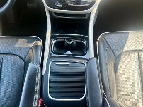 Used 2023 Chrysler Pacifica Limited image 24