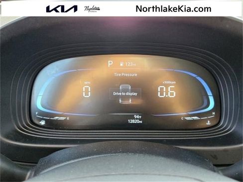 Used 2024 Hyundai Venue SEL image 24